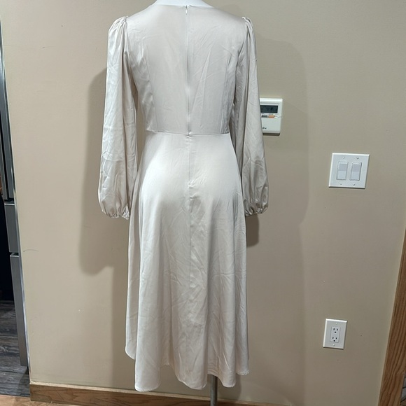 Elegant Cream Dress - Picture 4 of 8